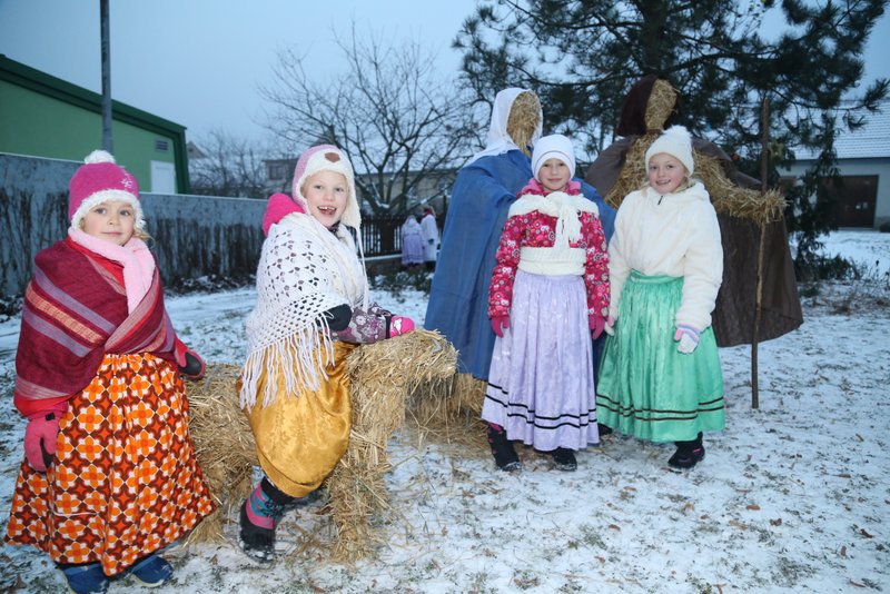 Jak bylo slíbeno, živý betlém