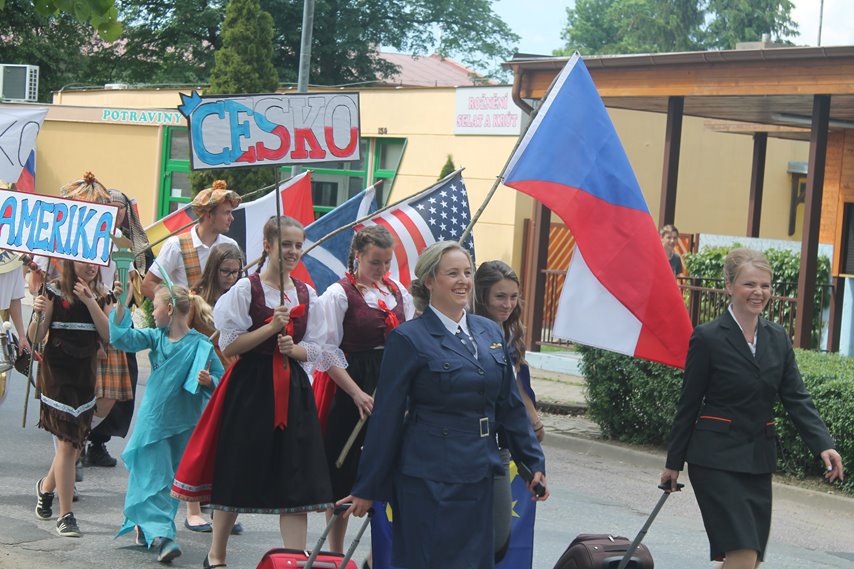 Dětský den byl zahájen průvodem od kulturního domu na sportovní hřiště, kde se dětský den konal.